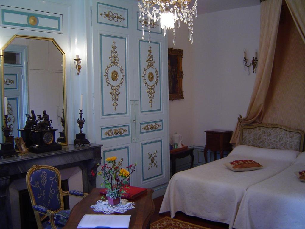 Chateau De La Chapelle Des Bois Fleurie Zimmer foto